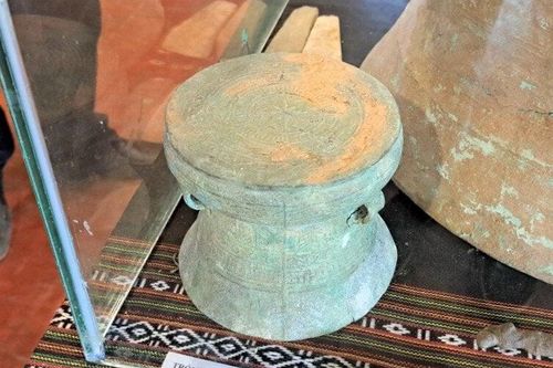 Cán bộ ngân hàng lấy hiện vật cổ khỏi khu trưng bày để thử công tác bảo vệ?