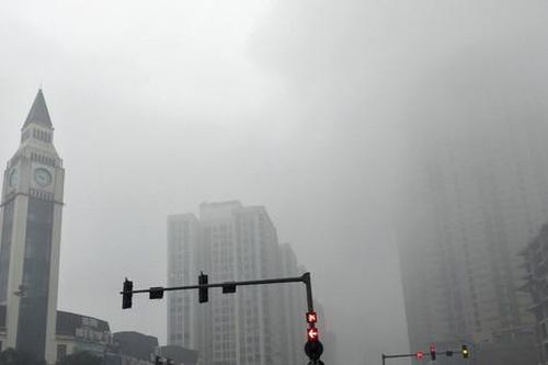Hà Nội sáng có mưa phùn và sương mù