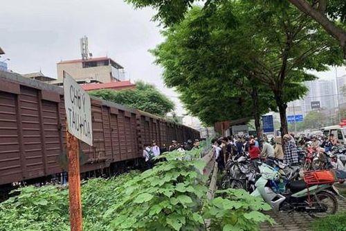 Nữ sinh nguy kịch khi va chạm với tàu hỏa