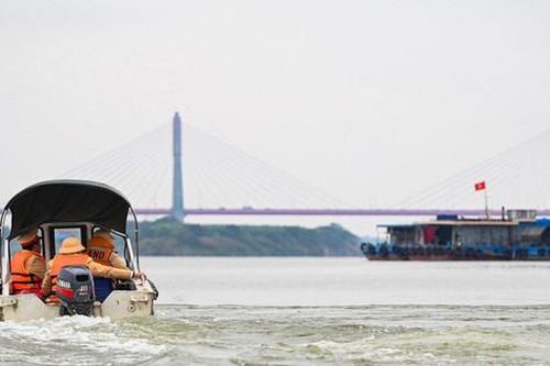 Hướng dẫn tàu thuyền trên sông Hồng tránh va vào mố cầu Long Biên, Vĩnh Tuy