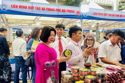 100 HTX tham dự Tuần hàng quảng bá sản phẩm nông sản, thủ công mỹ nghệ, làng nghề