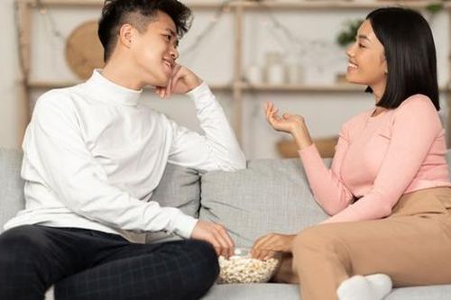 Không đánh đập, la mắng nhưng kiểu cha mẹ tưởng là 'tốt' này lại âm thầm hủy hoại con cái, khiến chúng lớn lên khó có cuộc sống tươi đẹp
