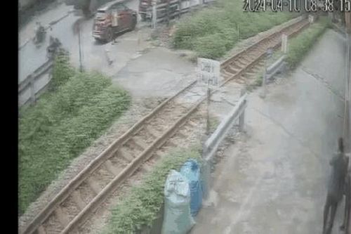 Đột ngột băng qua đường tàu, nữ sinh điều khiển xe máy điện gặp nạn thương tâm