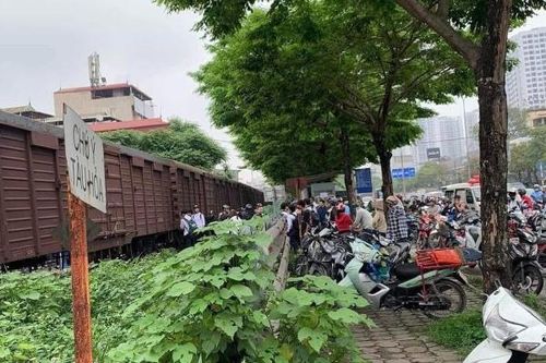 Va chạm với tàu hỏa, một nữ sinh nguy kịch