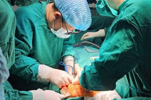 Bệnh viện huyện cắt u đại tràng đã vỡ