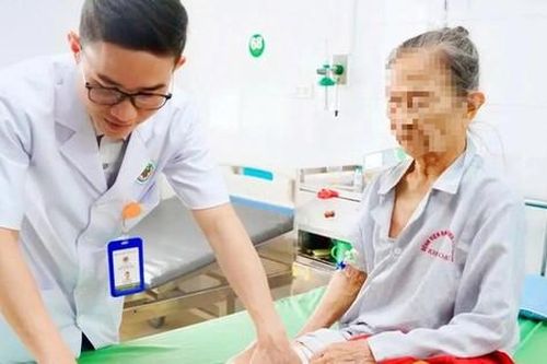Bệnh viện ĐKTP Vinh 'hồi sinh' bàn chân nguy cơ hoại tử cho cụ bà 88 tuổi