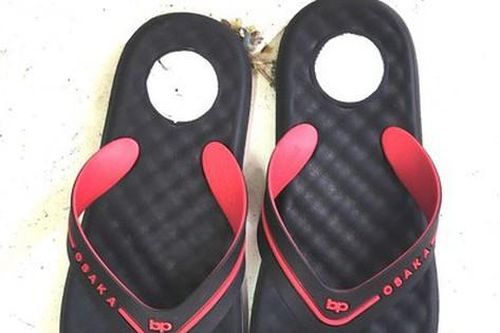 10 thiếu niên đánh một người đi đường rồi cướp đôi dép