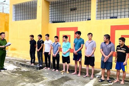 Rủ nhau đánh bạc xóc đĩa sau liên hoan, 9 đối tượng bị bắt