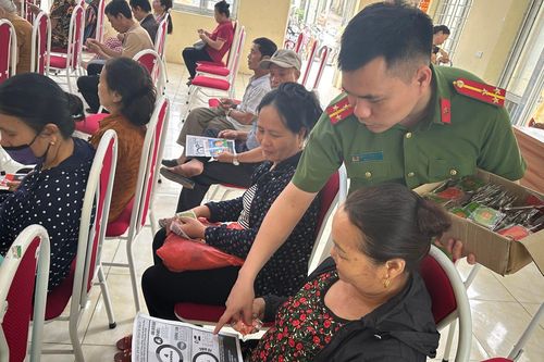 Phát tờ rơi phòng ngừa tội phạm, trao móc khóa an toàn cho người dân