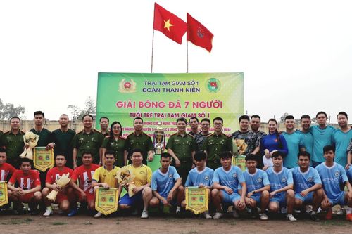 Sôi nổi tranh tài Giải bóng đá 7 người Tuổi trẻ Trại tạm giam số 1