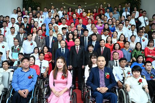Biểu dương người khuyết tật, trẻ mồ côi, người bảo trợ tiêu biểu