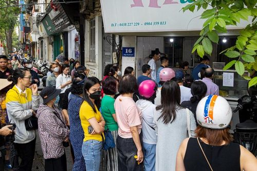 Người dân Hà Nội xếp hàng mua bánh trôi bánh chay cúng Tết Hàn thực