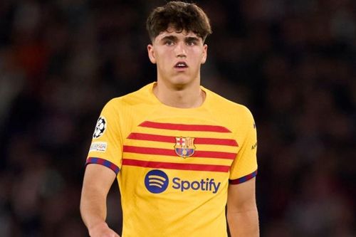Trung vệ 17 tuổi của Barca gây chú ý