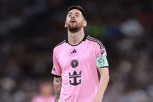 Messi thất bại, CĐV hô tên Ronaldo