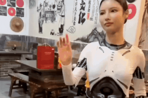 Người thật nhìn như robot gây sững sờ tại nhà hàng Trung Quốc
