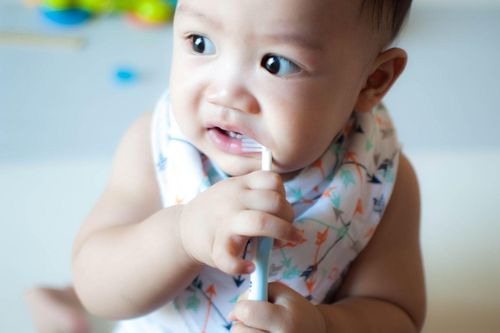 Khi nào trẻ được dùng kem đánh răng?