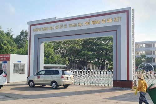 Xôn xao clip nữ sinh đánh nhau trong nhà vệ sinh