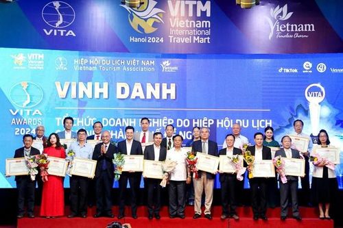 Vinh danh các doanh nghiệp và cá nhân tiêu biểu trong ngành du lịch