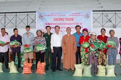 Bộ đội Biên phòng tỉnh Sóc Trăng tặng 330 phần quà nhân dịp Tết Chol Chnam Thmay