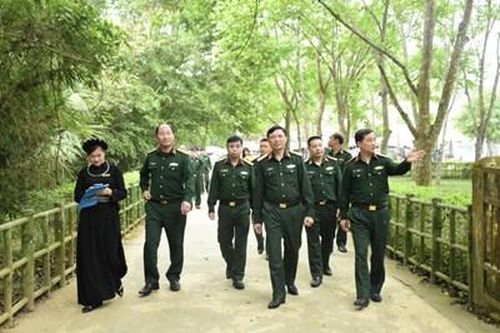 Đoàn công tác Binh chủng Đặc công dâng hương tại Khu di tích Quốc gia đặc biệt Tân Trào