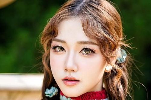 Sửng sốt với nữ tân binh V-pop vừa ra mắt đã xuất hiện tại Quảng trường Thời đại New York.