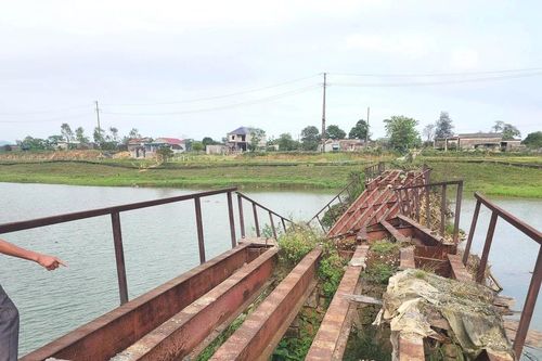 Cầu sắt chờ... sập