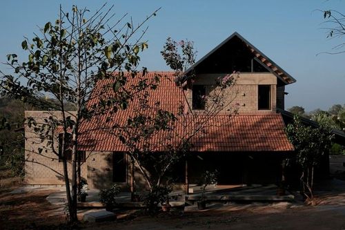 Chiêm ngưỡng ngôi nhà 2 tầng xây từ bùn đẹp đến ngỡ ngàng