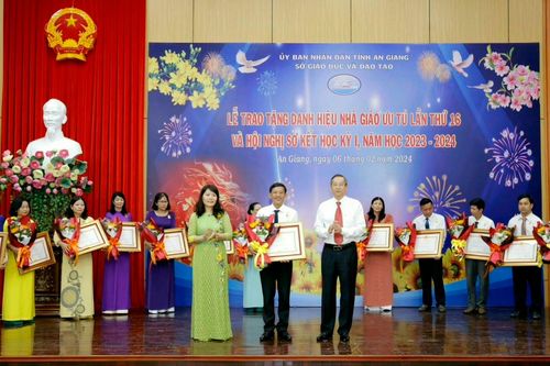 Thầy giáo xứ lụa Tân Châu tận tụy, tâm huyết với nghề
