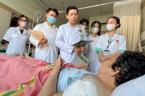Nâng chất nguồn nhân lực y tế