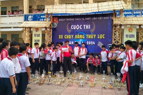 Học sinh sáng tạo xe chạy bằng thủy lực