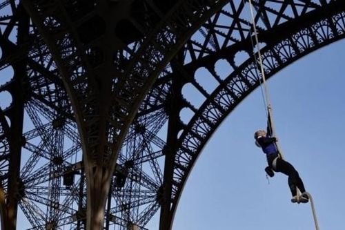 Leo dây lên tháp Eiffel, nữ VĐV Pháp phá kỷ lục thế giới