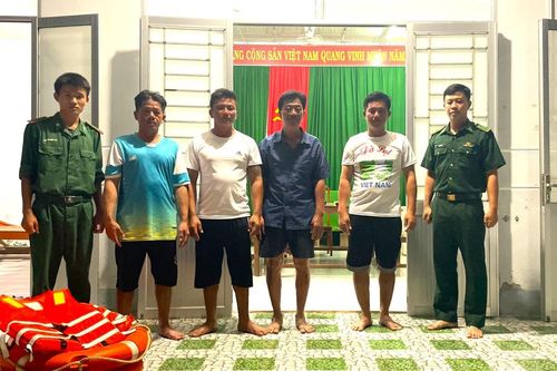 Chìm tàu cá trên vùng biển Cà Mau, 4 thuyền viên được cứu vớt kịp thời