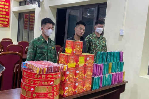 Bắt đối tượng mua bán, vận chuyển pháo nổ trái phép