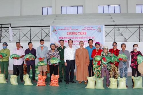 BĐBP Sóc Trăng tặng quà các chùa và hộ gia đình Khmer nghèo nhân dịp Tết Chôl Chnăm Thmây