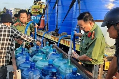 Công an Tiền Giang dùng xe và bồn chữa cháy chở nước sinh hoạt hỗ trợ cho dân