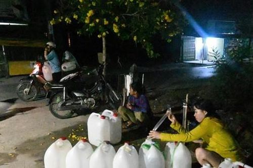 Người miền Tây chắt từng giọt nước