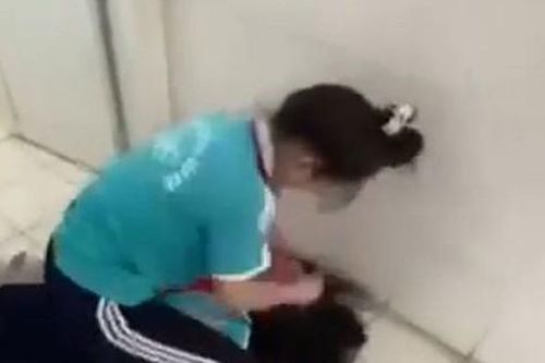 Nói 'đẹp mà chảnh' nữ sinh lớp 8 bị nhóm bạn đánh trong nhà vệ sinh, quay clip