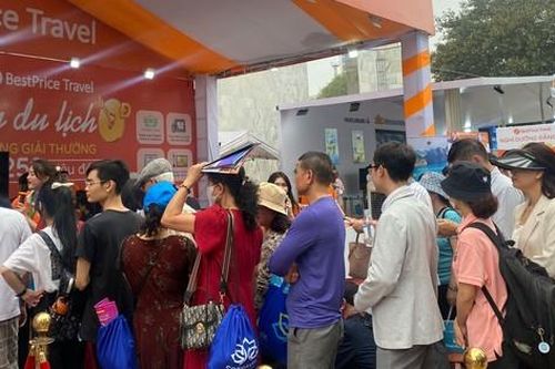 Chen chân xếp hàng 'săn' tour du lịch, vé máy bay giá rẻ