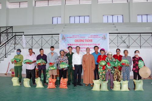 Tặng quà cho các đồng bào Khmer nhân dịp Tết Chôl Chnăm Thmây 2024