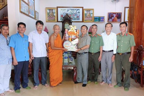 Thăm, tặng quà đồng bào dân tộc Khmer nhân dịp Tết Chôl Chnăm Thmây