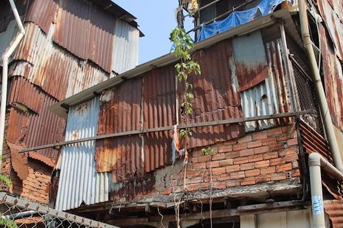 TP.HCM: Dân ven kênh Hàng Bàng sống khổ sở, 'đi không được, ở không xong'
