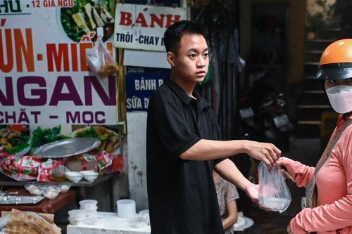 Hàng rau, bún bất ngờ đổi nghề, nửa ngày bán cả trăm cân bột