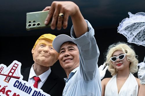 Người Hà Nội đổ xô đến hội chợ 'săn' vé máy bay, tour du lịch khuyến mại
