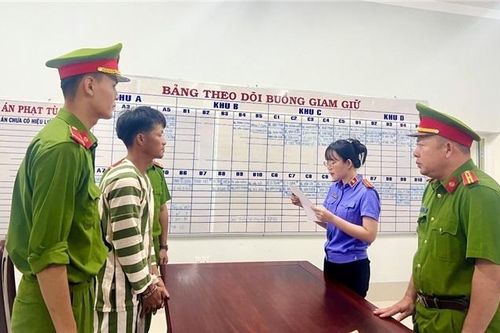 Phê chuẩn Lệnh bắt khẩn cấp đối tượng ném đá, cầm dao đe dọa Cảnh sát giao thông