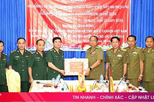 Bộ đội Biên phòng Hà Tĩnh chúc tết Bunpimay lực lượng vũ trang Lào