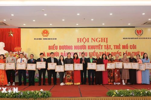 Vượt qua nghịch cảnh, phấn đấu thành những chủ nhân tương lai của đất nước