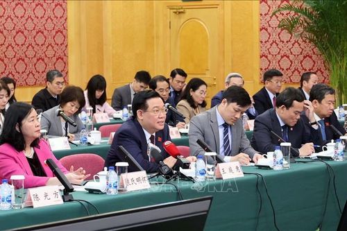 Chủ tịch Quốc hội thăm và làm việc tại Khu thí điểm thương mại tự do Thượng Hải