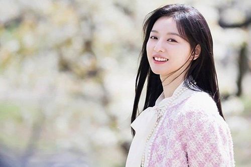 Ảnh thuở nhỏ xinh đẹp của Nữ hoàng nước mắt Kim Ji Won gây sốt