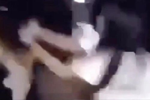 Phẫn nộ nữ sinh bị đánh hội đồng dù luôn miệng van xin, người quay clip còn có hành động phản cảm