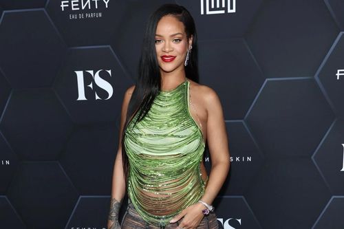 Được hỏi về album mới, Rihanna trả lời một câu mà fan 'điếng người'